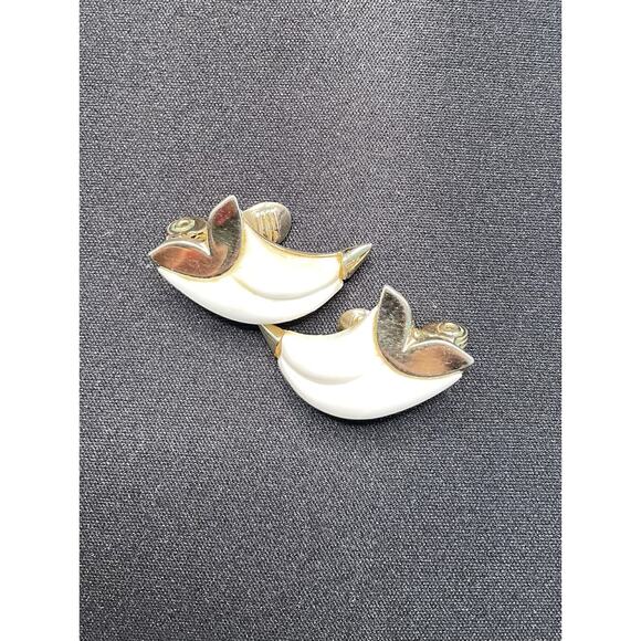 Vintage Monet Earrings. Enameled White and Gold Clip On. Signed. - Picture 1 of 3